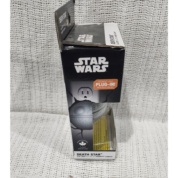 Star Wars Death Star 3D Plug-In Night Light Disney LED Auto On/Off - Picture 3 of 7